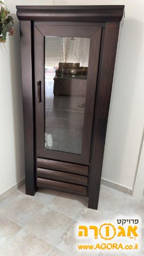 ארון עץ מלא עם דלת זכוכית