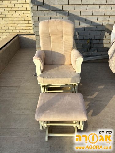 כורסאת הנקה והדום לרגליים