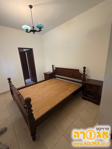 מיטה עם 2 שידות