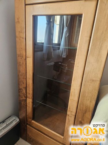 ויטרינה עץ מלא וזכוכית