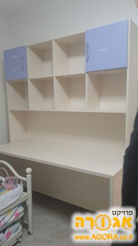 שולחן כתיבה וכוורת