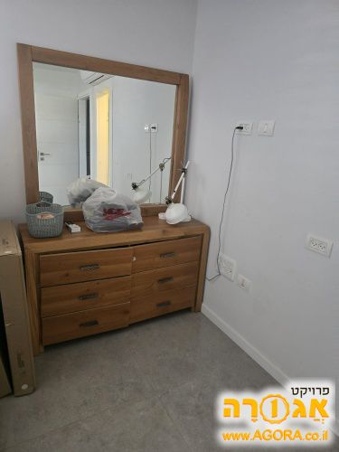 שידה ומראה