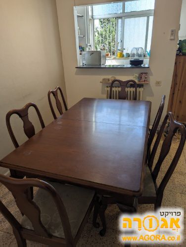 שולחן אוכל וכסאות