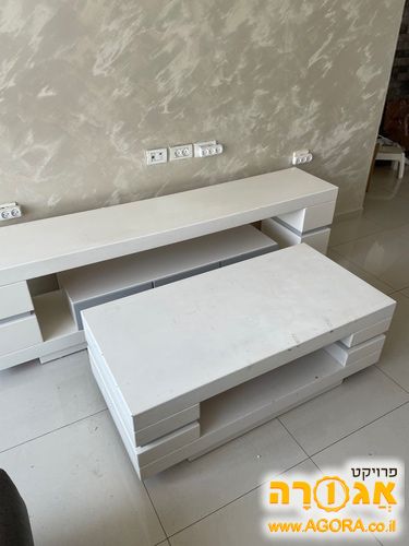 מזנון טלוויזיה ושולחן סלון