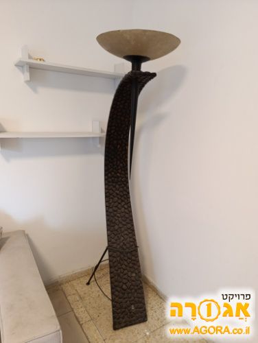 מנורה עומדת