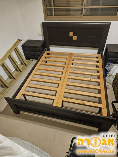 מיטה זוגית עם שידות