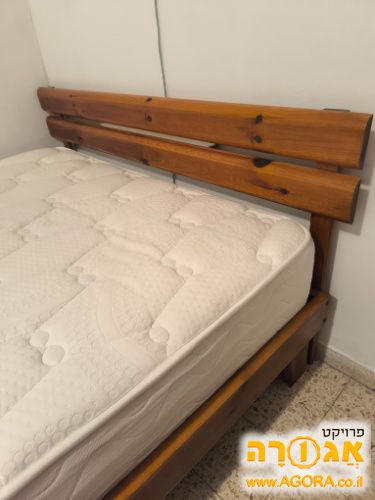 מיטה זוגית מעץ מלא ומזרון פולירון כחדש