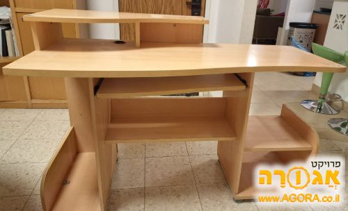 שולחן כתיבה עם מדף למקלדת מחשב