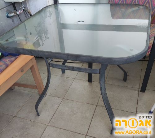 שולחן זכוכית ואלומיניום למרפסת