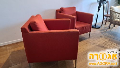 שתי כורסאות אדומות