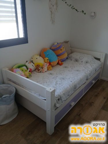2 מיטות יחיד+ ארגז מצעים