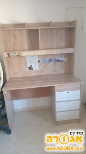 שולחן כתיבה במצב טוב מקטמונים