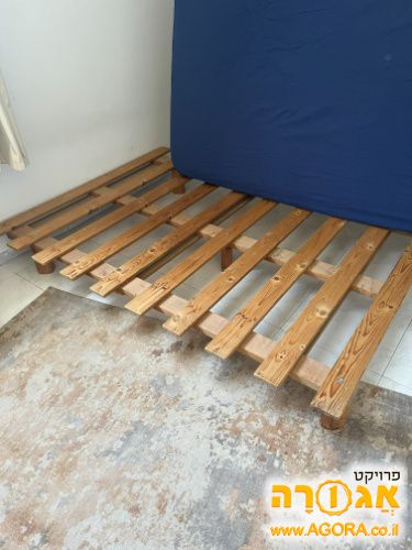 שני בסיסי מיטה ושני מזרנים