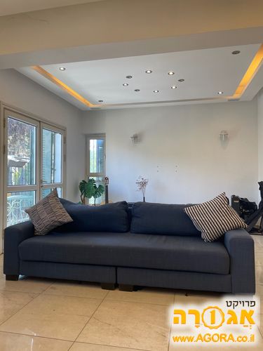 ספה כחולה מתאימה ל-4 אנשים