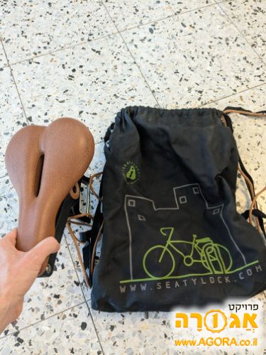 כיסא שהוא מנעול לאופניים
