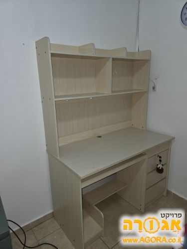 סיפריה ושולחן