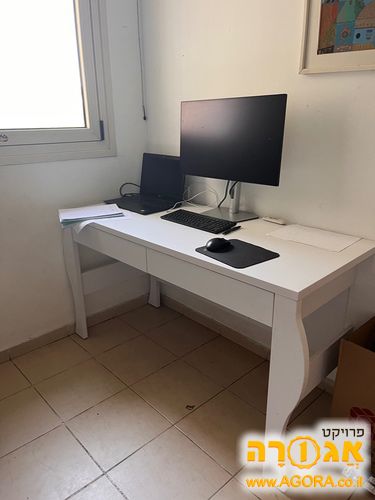 שולחן כתיבה עם שתי מגירות במצב מצויין