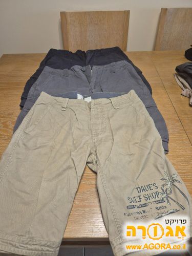 שלושה מכנסיים קצרים מחויטים