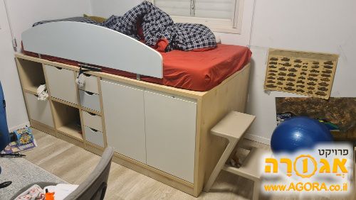 מיטת ילד על במה עם מקום אחסון
