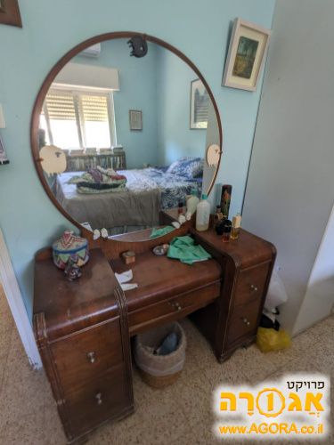 שידה עם מראה גדולה