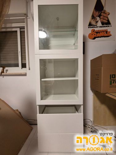 ארון תצוגה איקאה לבן דלתות זכוכית ותאורה