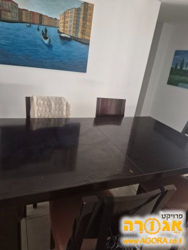 שולחן וכיסאות