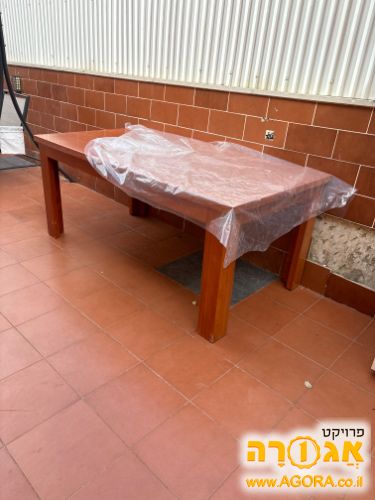 שולחן אירוח