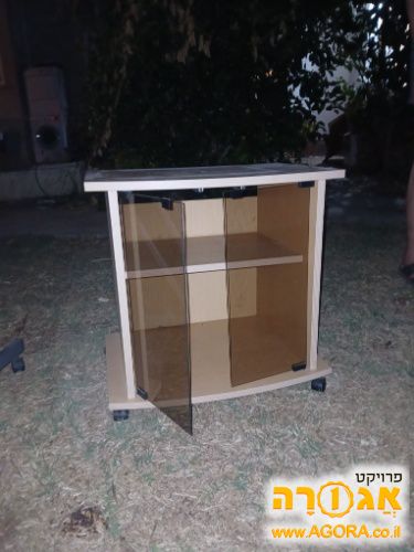 ארונית קטנה עם דלת זכוכית