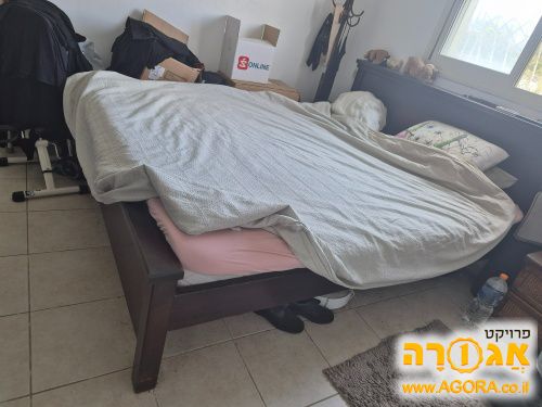 מיטת זוגית מעץ מלא