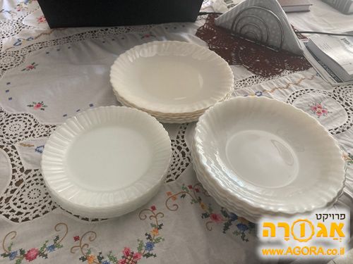 סט צלחות חלבי