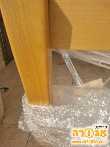 פינת אוכל. שולחן ושישה כיסאות