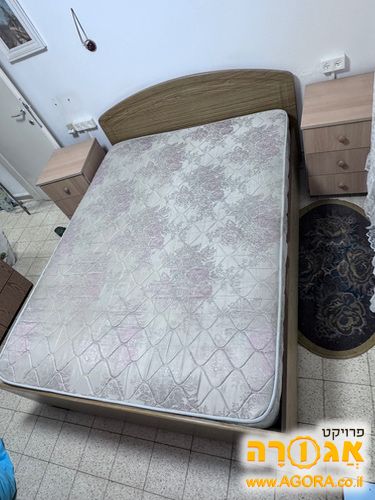 מיטה זוגית עם מזרן במצב טוב