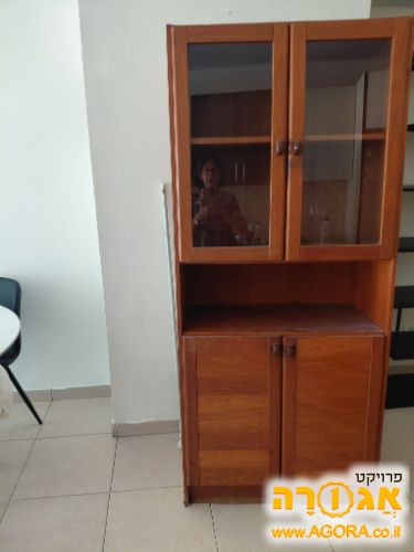כוננית עץ טיק עם חלונות זכוכית
