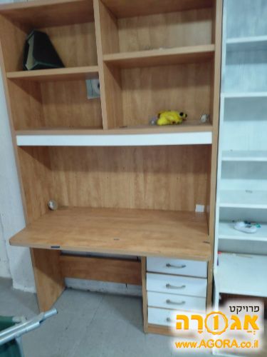 כוננית עם שולחן ישיבה