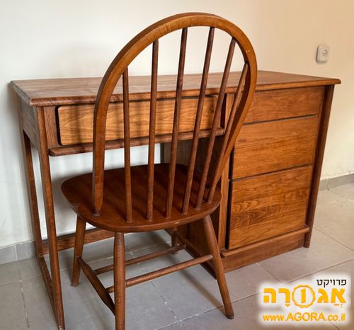 שולחן עבודה וכיסא מעץ