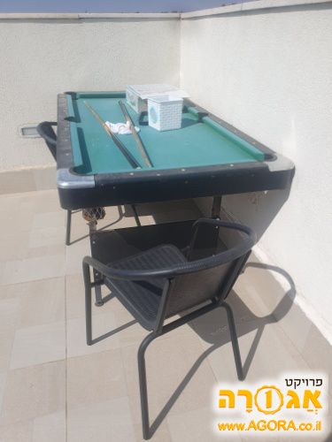 שולחן סנוקר עם מקלות וכדורים