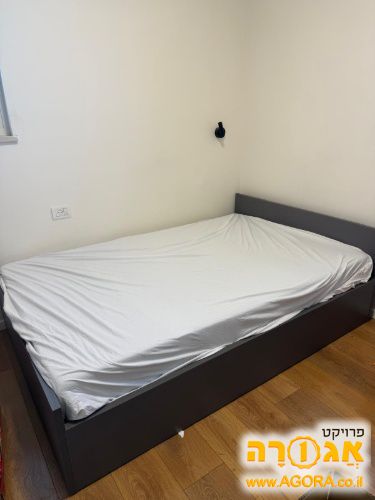 מיטה וחצי מעץ