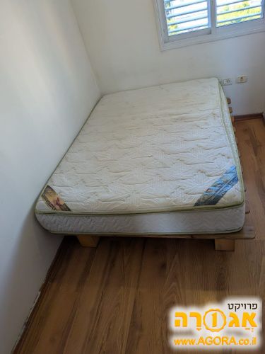 בסיס מיטה ומזרן במצב מעולה