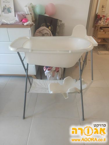 אמבטיה לתינוק. רגליים ואמבטיה