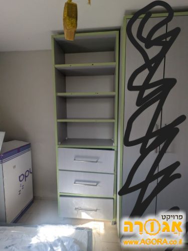 מדפים ומגירות