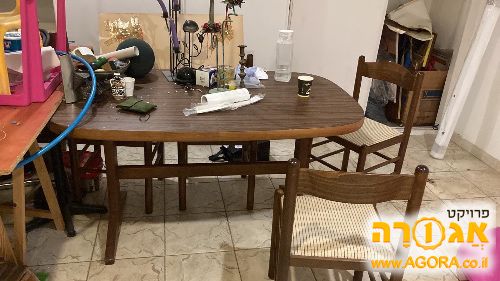 שולחן נפתח מעץ וארבעה כיסאות