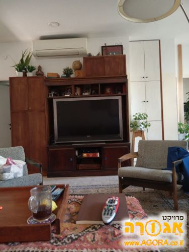 ארון עם מדפים