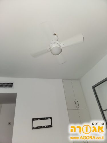 מאוורר תקרה עם מנורה ושלט