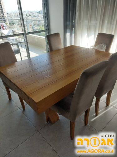 שולחן אוכל + חמש כיסאות