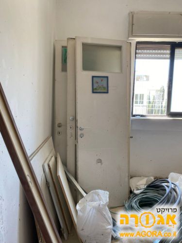 דלת שירותים ומקלחת וינטג'