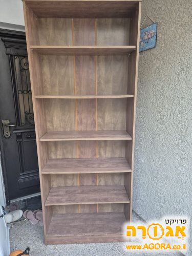 ארון מדפים