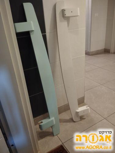 מעקה עץ למיטה