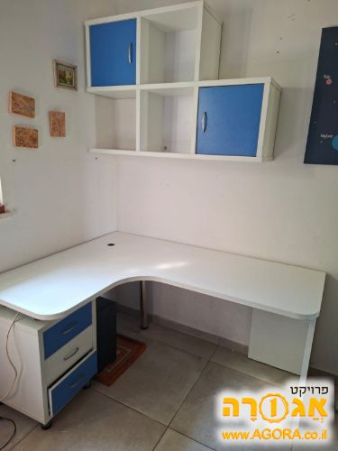 שולחן כתיבה, מגירות וכוורת