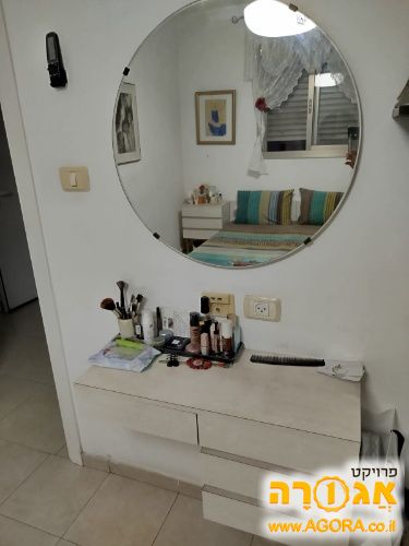 מיטה זוגית ושתי ארוניות לילה