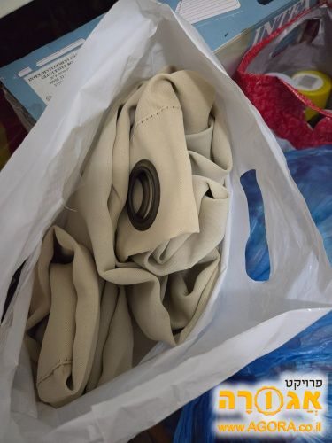 שני וילונות בד ארוכים בצבע בז'